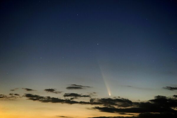 県子ども総合科学館の屋上から見えた「紫金山・アトラス彗星」=13日午後6時1分、宇都宮市西川田町、原秀夫さん撮影