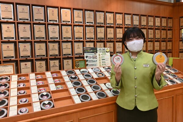 人気商品を紹介する佐藤店長