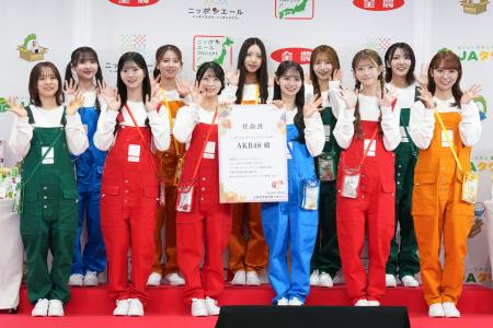 　記者会見に登場した（左から）倉野尾成美、山崎空、八木愛月、正鋳真優、佐藤綺星、森川優、伊藤百花、平田侑希、千葉恵里、工藤華純、山内瑞葵＝９日、東京都千代田区