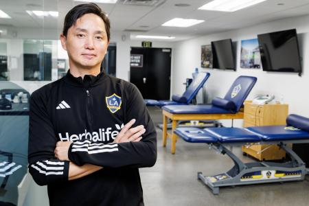 　清水氏が選手を治療するロサンゼルス・ギャラクシーの診療室（Ｒｏｂｅｒｔ　Ｍｏｒａ／ＬＡ　Ｇａｌａｘｙ）
