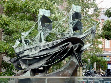 　リーフデ号の彫刻モニュメント＝東京都千代田区