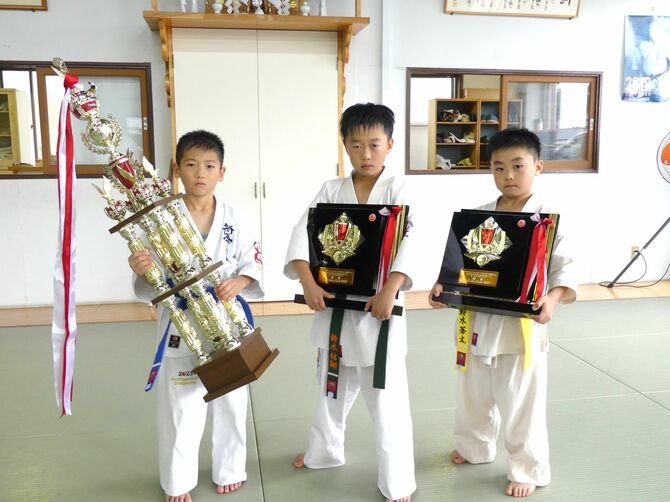 昨年7月の「カラテドリームフェスティバル2023全国大会」で優勝した3人。 左から組手男子小学1年の松本 陽琥さん、型男子小学3年の鈴木 結翔さん、型男子小学1年の鈴木 蒼太さん