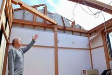 家々の屋根飛び「どうすれば」