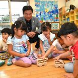 木製ＬＲＴで「木育」　宇都宮市が保育施設に玩具を寄付　木の香りやぬくも…