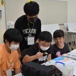 寺子屋で夏休みの宿題サポート　栃木のボランティアが開催　児童ら課題に取…