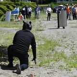 クマが校庭に出没したら？　日光で今市署が初の訓練　関係機関100人が注意点を確認