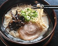 【推しの逸品】関東向けに味アレンジ　博多らーめん　博多らーめん万々（宇都宮）