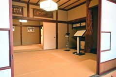 玉音放送毅然と聞く