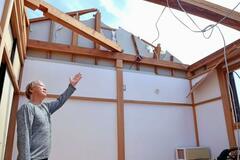 家々の屋根飛び「どうすれば」