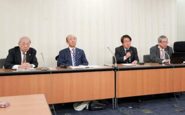 生活保護費引き下げを違法とした最高裁判決を巡り、記者会見で全額補償を求める日弁連の村越進・元会長(右から2人目)ら有志の弁護士=15日午後、厚労省