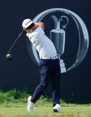 　第１ラウンド、１番でティーショットを放つ久常涼＝ロイヤルバークデールＧＣ（共同）