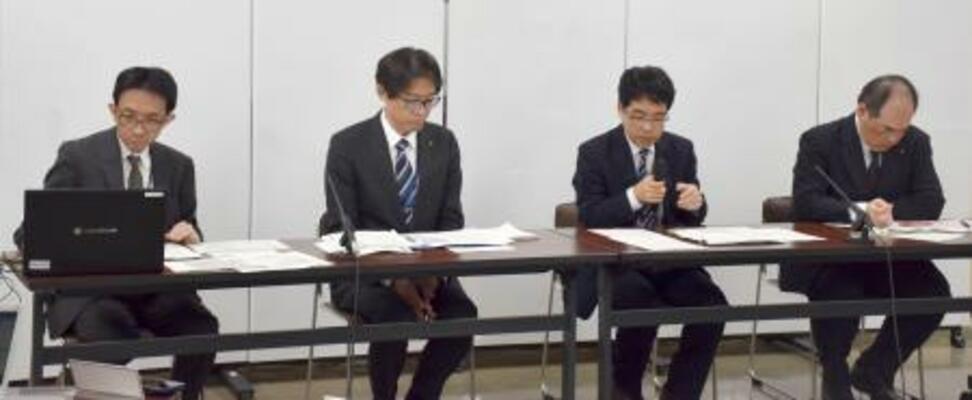 　地下に敷設された管が隆起した問題で、作業の状況について説明する大阪市の担当者＝１２日午前、市役所