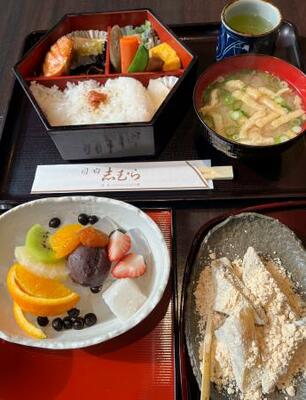 「志むら」の九十九餅(右下)や六角弁当、あんみつ=東京都豊島区