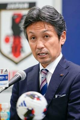 記者会見するサッカー女子日本代表「なでしこジャパン」の狩野倫久監督=21日、東京都内