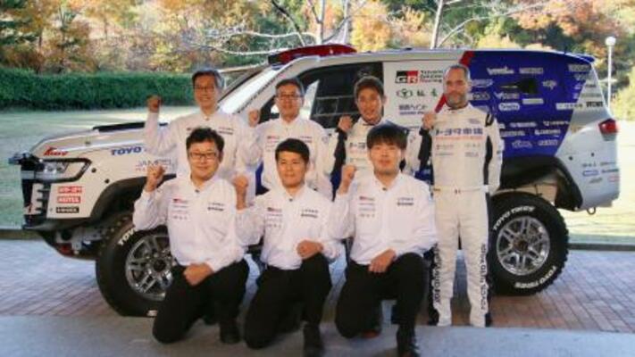 「ダカール・ラリー」参戦を発表し、ポーズをとる三浦昂氏(後列右から2人目)らトヨタ車体チーム=1日午前、愛知県豊田市