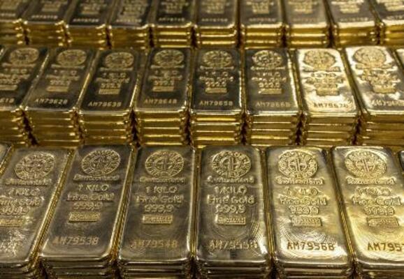 　スイスの精錬所に並ぶ金の延べ棒＝２０２２年（ロイター＝共同）