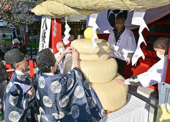 拝殿前に供えられた約700キロの巨大な鏡餅＝30日午前９時20分、高根沢町上高根沢