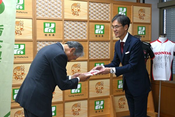 福田知事に目録を手渡す小澤常務（右）＝15日午後、県庁