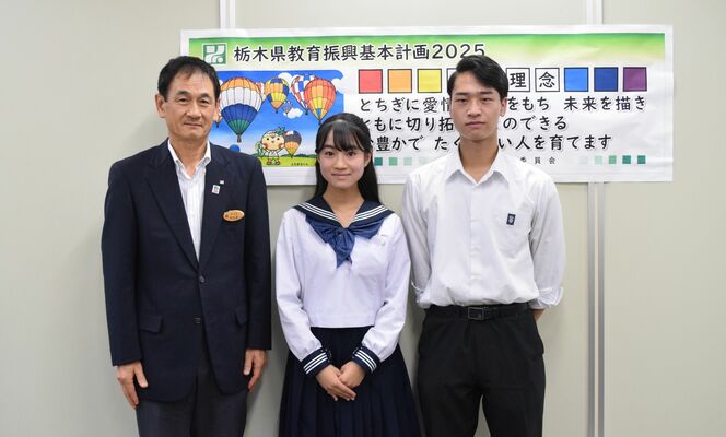 阿久澤教育長（左）に米国高校生との交流活動を報告した広瀬さん（中央）と平田さん＝27日午後、県庁南別館