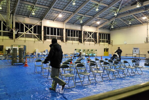 殺処分の本格化に向け準備を進める関係者＝16日午後８時20分、栃木市内
