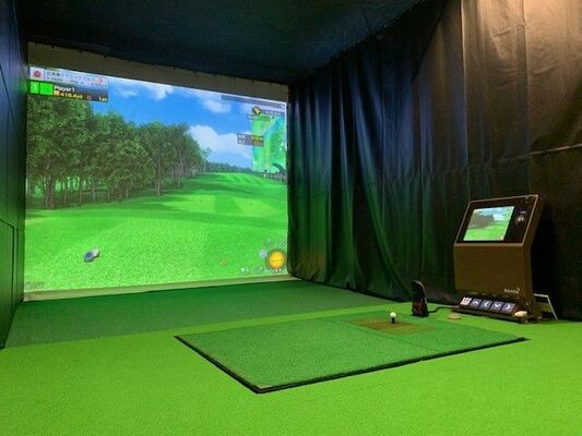 最新シミュレーターを導入したインドアゴルフ（提供）