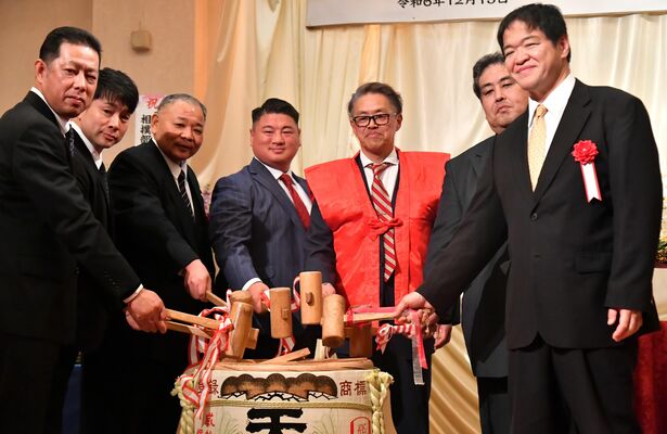 鏡開きで受賞を祝う益子教諭（右から３人目）と関係者＝宇都宮市内