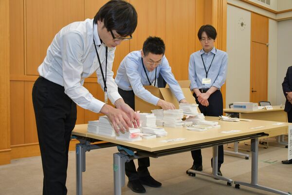 那須町長選の全投票用紙を再点検する県選管の職員ら=16日午前9時10分、県庁