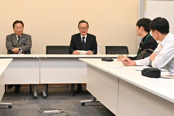 母校の後輩の質問に答える船田氏(左から3人目)と枝野氏(左から2人目)=2日午後、衆院第1議員会館