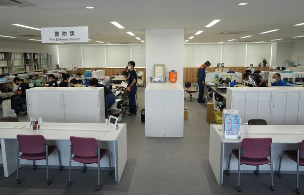 ４日から部分供用が始まった新庁舎の事務室