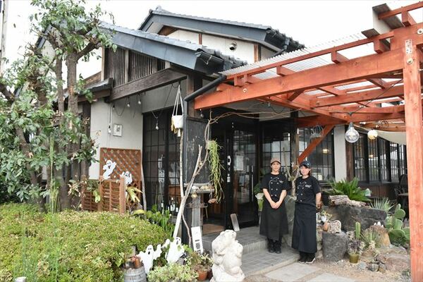 落ち着いた外観の店舗