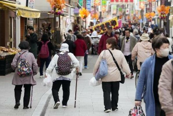 　東京・巣鴨の商店街を行き交う人たち＝１１月、東京都豊島区