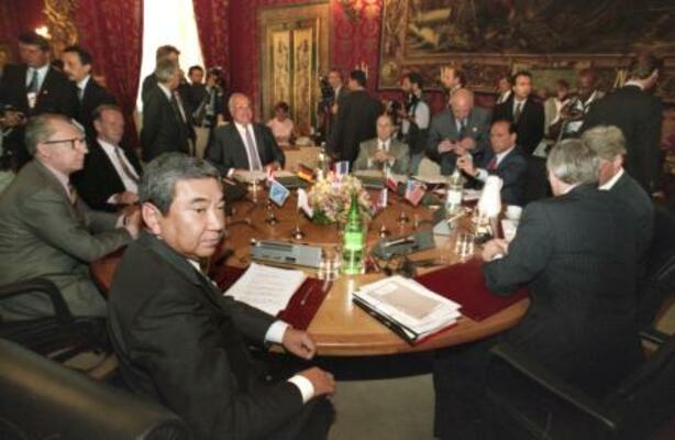 　１９９４年７月、ナポリサミットに首相の代理で出席した河野洋平副総理兼外相（手前左）＝ナポリ王宮（共同）