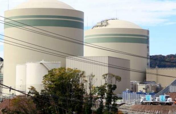 関西電力高浜原発2号機(右)=12日、福井県高浜町