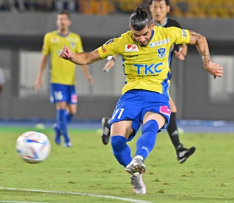 後半45分、栃木ＳＣのＭＦジュニーニョがシュートを放つ＝カンセキスタジアムとちぎ