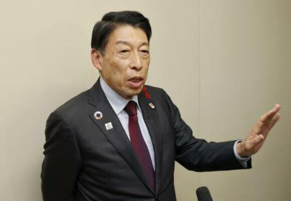 取材に応じる福岡県の服部誠太郎知事=7日午後、福岡県庁