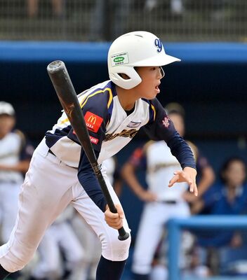 延長７回、簗瀬スポーツの郡司が中前適時打を放つ＝エイジェックさくら球場