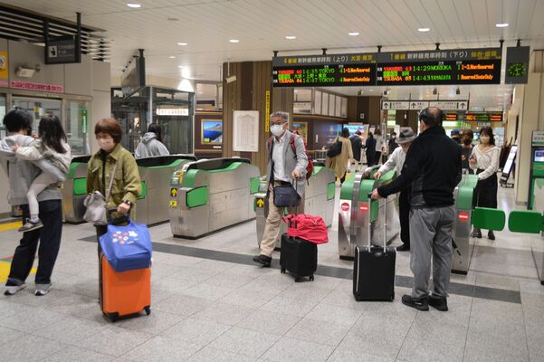 キャリーケースを手にした人が目立った新幹線の改札口＝７日午後２時30分、ＪＲ宇都宮駅