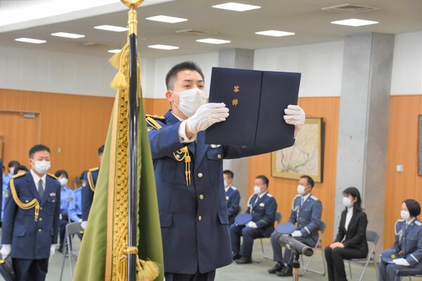 答辞を述べる卒業生総代の小又巡査＝28日午前、宇都宮市若草２丁目