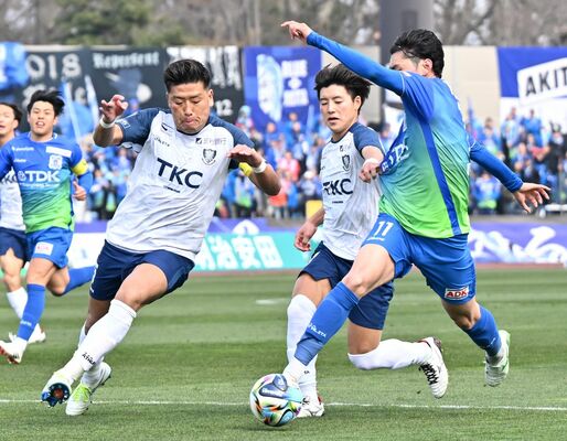 前半、相手FWの突破を阻止する栃木SCの(左から)柳と永井=ソユースタジアム