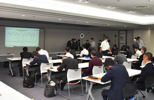 第76回秋季関東地区高校野球大会の組み合せ抽選会＝都内