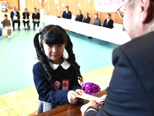 相馬市長から「ありがとう鉛筆」を受け取る小高さん