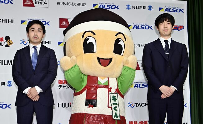 記念撮影に臨む藤井王将（右）と菅井八段＝６日午後５時、大田原市本町１丁目