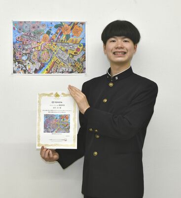 最優秀賞の賞状を手に笑顔の田代さん