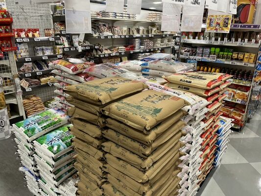 沖縄県外での品薄が伝えられる中、県内スーパーでのコメの陳列状況に変化はない＝２日、那覇市内