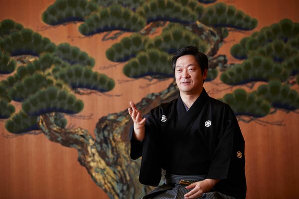 能について分かりやすく解説する観世流能楽師林本さん