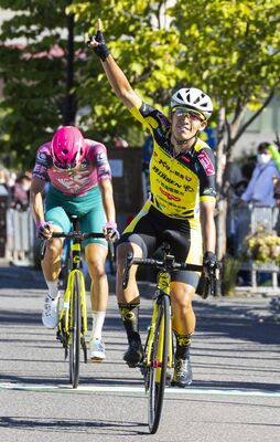 ステージ優勝を果たし、人さし指を突き上げるブラーゼンの谷（チーム提供）