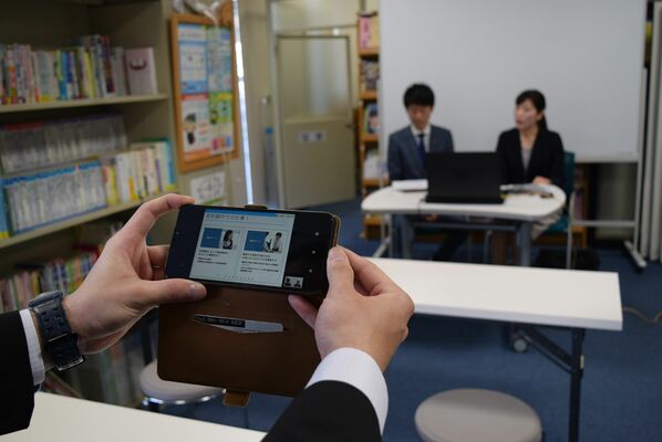 配信された説明会（手前）と採用スケジュールなどを説明する人事担当者＝６日、宇都宮市