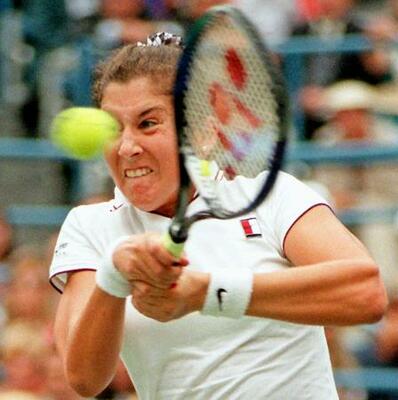 　テニスの全米オープンでプレーする現役時代のモニカ・セレシュさん＝１９９５年９月、ニューヨーク（ＡＰ＝共同）