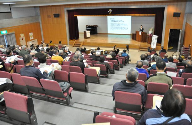 正造研究者や市民らが参加した田中正造大学の最終講座＝27日午後、佐野市金井上町