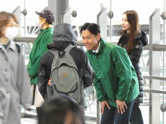 再挑戦の一歩を踏み出した毛塚氏。健闘をねぎらう人の姿も見られた＝１８日午前８時１５分、ＪＲ宇都宮駅東口